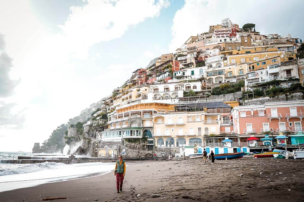 Couchflucht Sabrina Bechtold am Strand von Positano an der Amalfik&uuml;ste