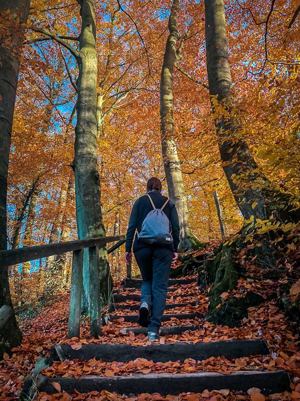 Couchflucht Sabrina Bechtold auf Treppenstufen des Neanderlandsteig