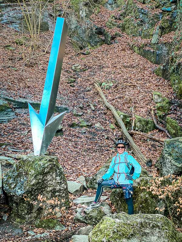 Couchflucht Sabrina Bechtold an der Fundstelle des Neanderthalers