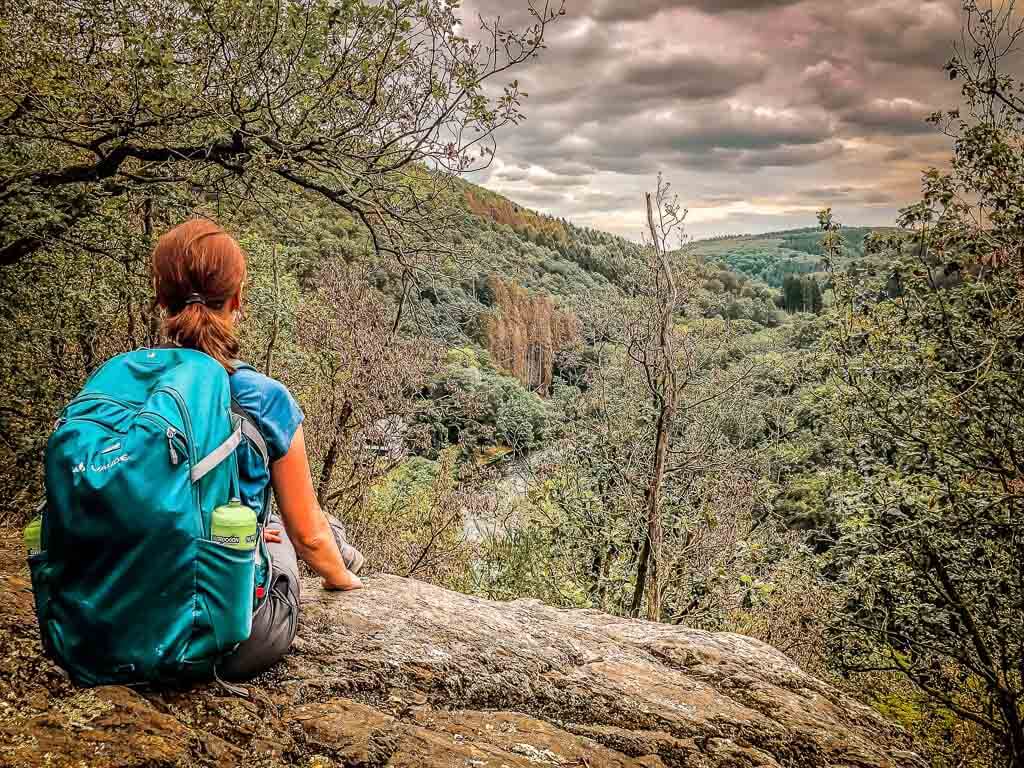 Wandern im Bergischen Land - Couchflucht Sabrina Bechtold genie&szlig;t Ausblick auf die Wupper und Balkhausen