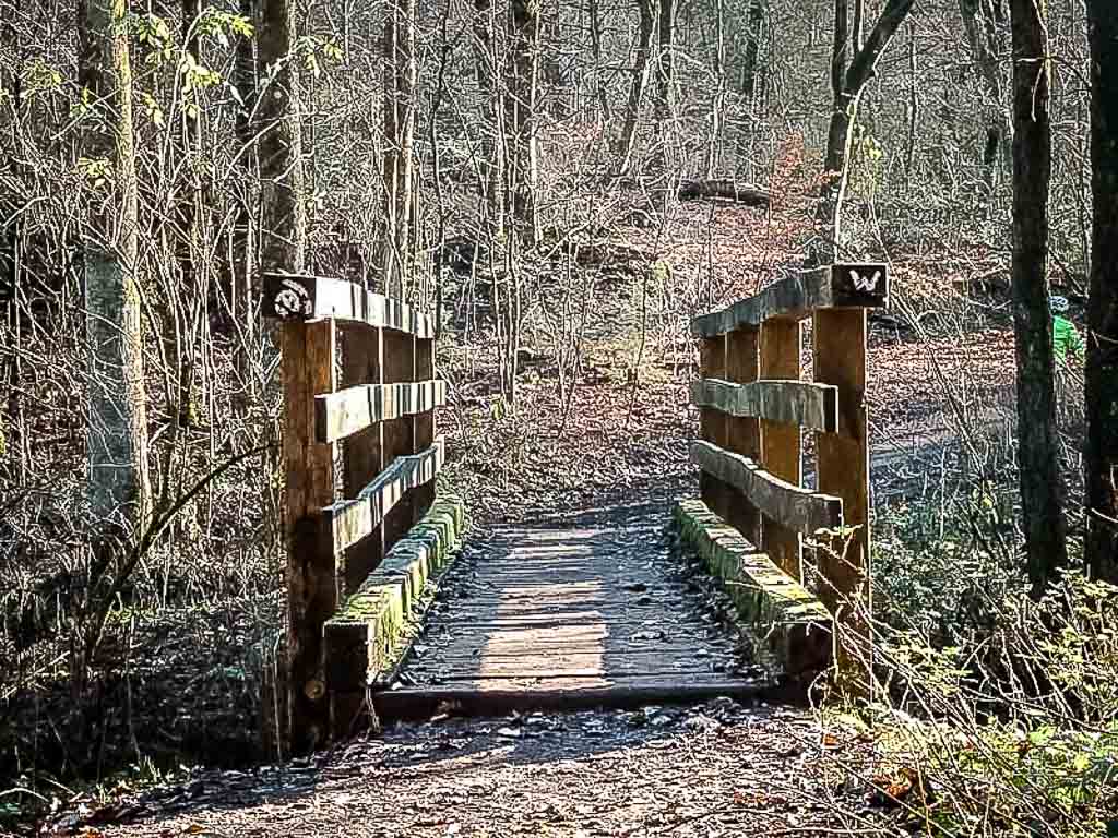 Wandern im Bergischen Land im Gelpetal bei Wuppertal - Wanderweg mit Holzbr&uuml;cke