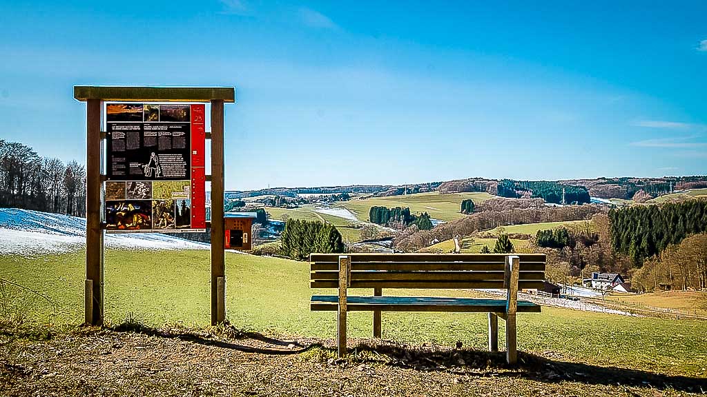 Wandern im Bergischen Land auf dem Waldmythenweg bei Waldbr&ouml;l