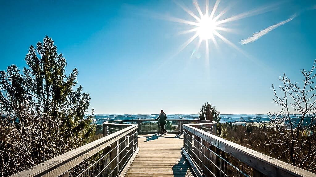 Wandern im Bergischen Land auf dem Waldmythenweg bei Waldbr&ouml;l.