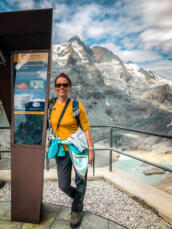 Couchflucht Sabrina Bechtold am Startpunkt des Alpe-Adria-Trails an der Franz-Josefs-H&ouml;he am Grossglockner