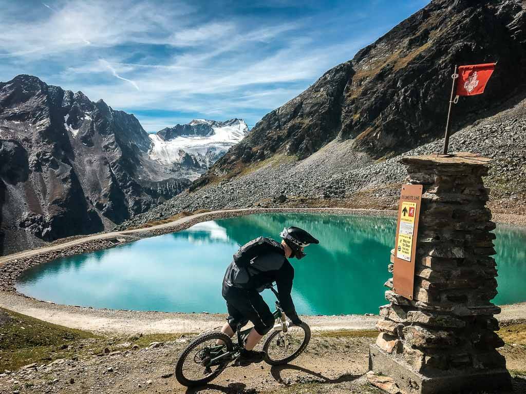 Mountainbiker f&auml;hrt auf einem Trail in der Bike Republic S&ouml;lden im &Ouml;tztal.