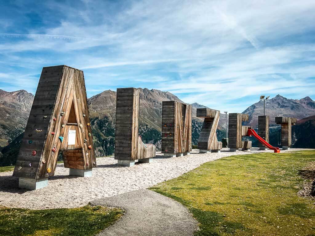 Die sch&ouml;nsten Orte in &Ouml;sterreich in S&ouml;lden im &Ouml;tztal, Bergstation mit Almzeit Buchstaben