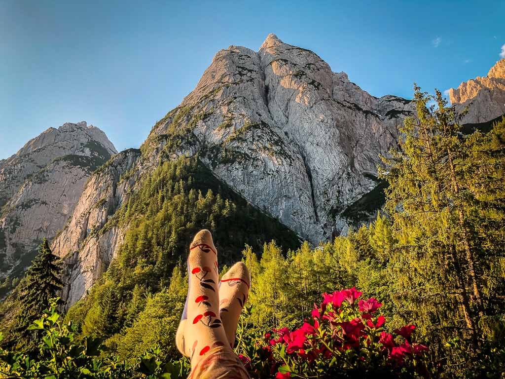 Ausblick auf den Wilden Kaiser vom Balkon der Griesner Alm im Kaiserbachtal