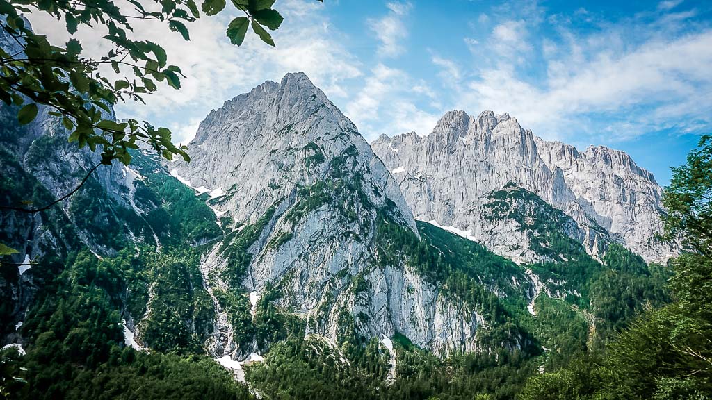 Die schroffen Felsformationen des Wilden und Zahmen Kaisers im Kaiserbachtal