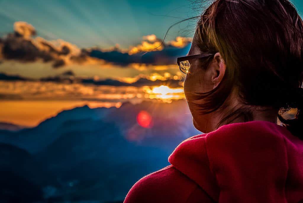 Couchflucht Sabrina Bechtold genie&szlig;t den Sonnenaufgang vom Berggipfel der Henne.