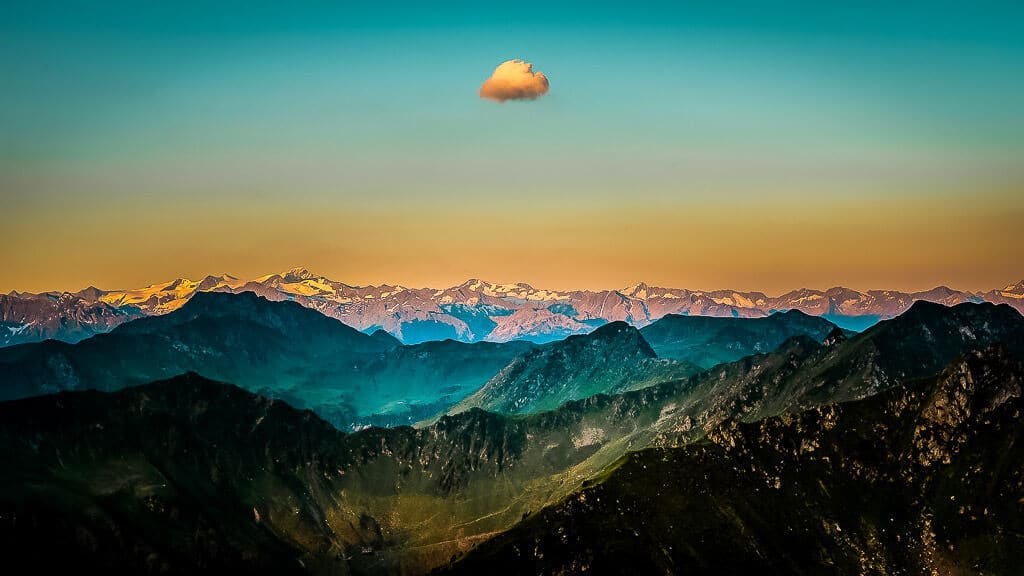 Die sch&ouml;nsten Orte in &Ouml;sterreich - Sonnenaufgang mit Bergpanorama am Gipfel der Henne im Pillerseetal