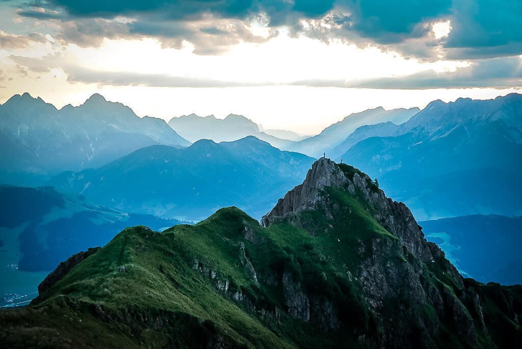 Die sch&ouml;nsten Ort in &Ouml;sterreich - Bergpanorama vom Berggipfel der Henne zum Sonnenaufgang