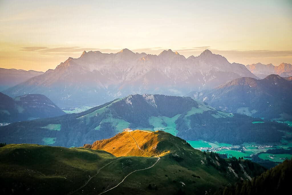 Die sch&ouml;nsten Orte in &Ouml;sterreich - Sonnenuntergang vom Wildseeloderhaus mit Blick auf die Loferer Steinberge.