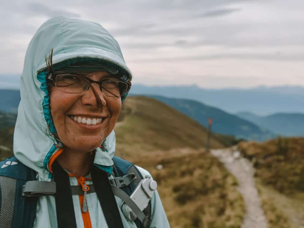 Couchflucht Sabrina Bechtold wandert bei starkem Wind in den Nockbergen auf dem W&ouml;llaner Nock.
