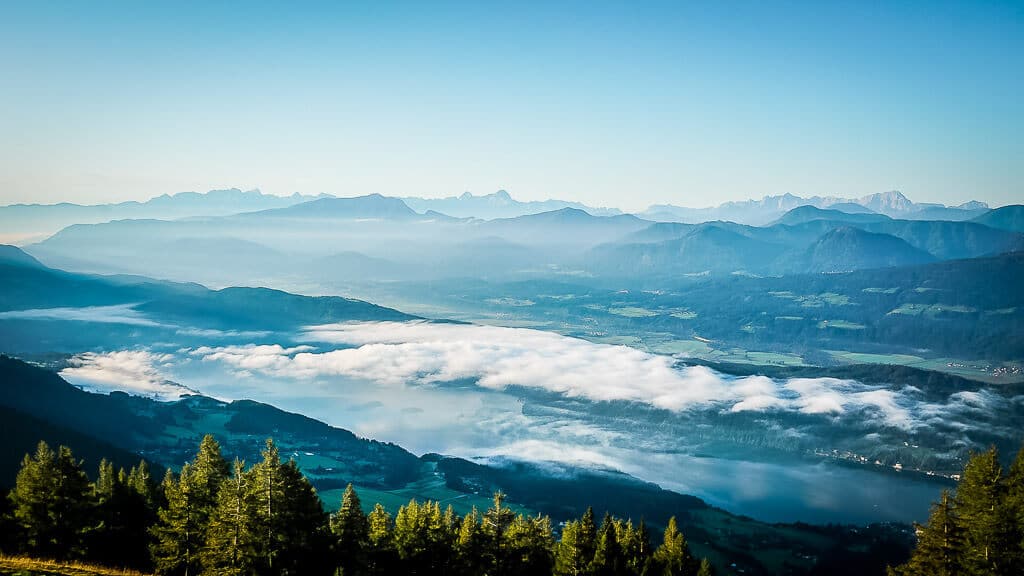 Nockberge wandern an der Alexanderh&uuml;tte mt Blick auf den Millst&auml;tter See im Morgennebel