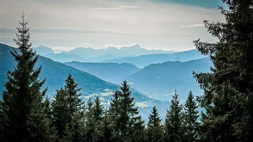 Panorama ins Tal von Arriach beim Wandern auf dem Alpe Adria Trail in den Nockbergen