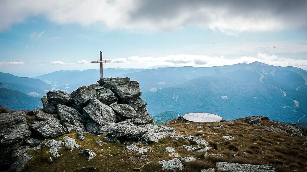 Nockberge Wandern am Schwarzkofel mit Gipfelkreuz und Kraftplatz