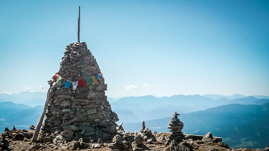 Nockberge wandern auf dem Weg der Liebe an der Millst&auml;tter Alpe mit Stoanamandl