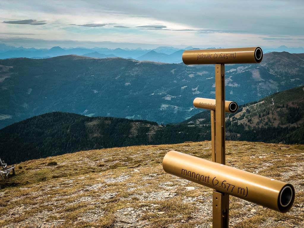 Ausblick vom W&ouml;llaner Nock in den Nockbergen auf die Julischen Aloen und Karawanken