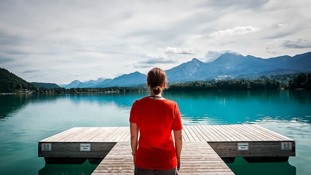 Couchflucht Sabrina Bechtold am Steg des Faaker Sees in Kärnten