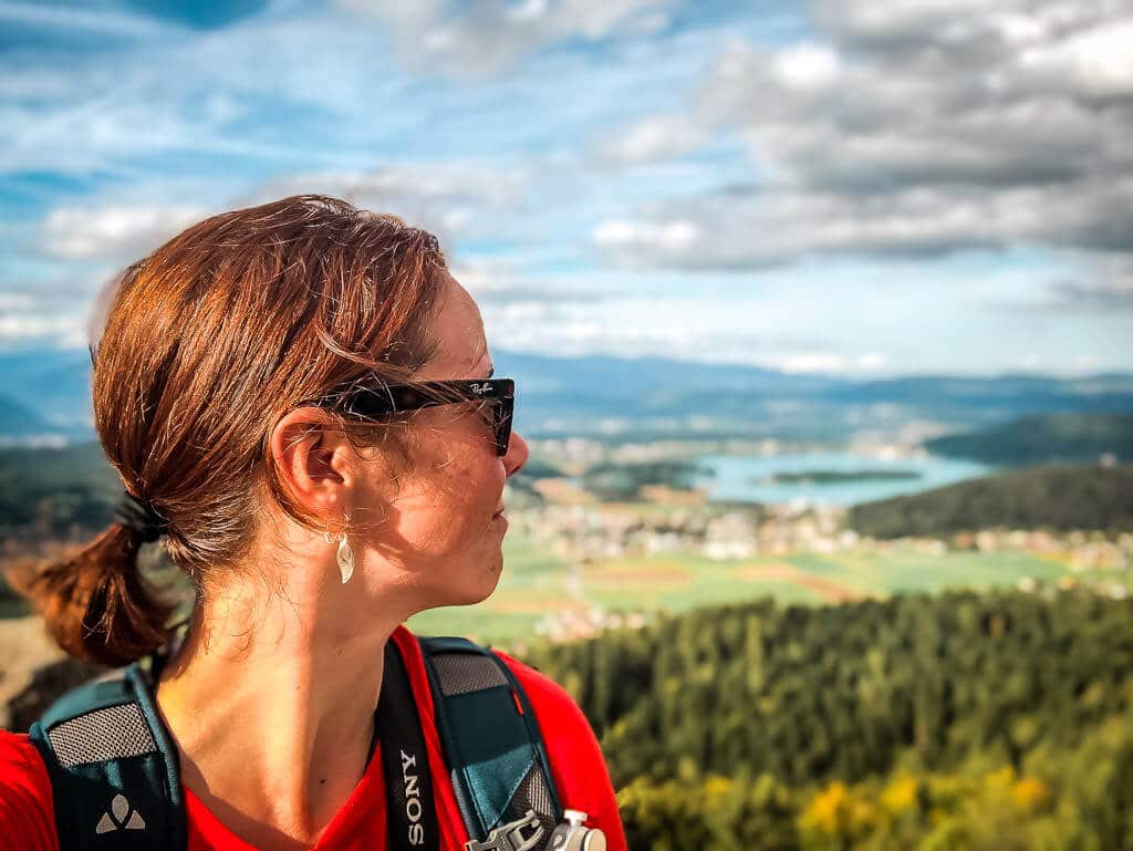 Couchflucht Sabrina Bechtold genie&szlig;t Aussicht auf den Faaker See von der Burgruine Finkenstein