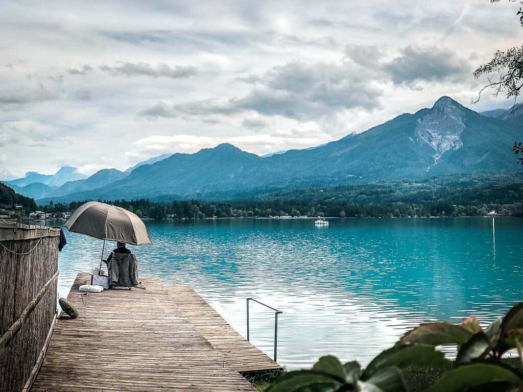 Angler auf Steg am Faaker See in K&auml;rnten