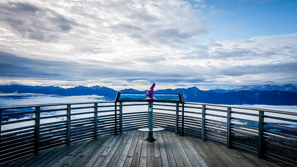 Aussichtsplattform auf dem Gerlitzen-Gipfel zum Sonnenaufgang