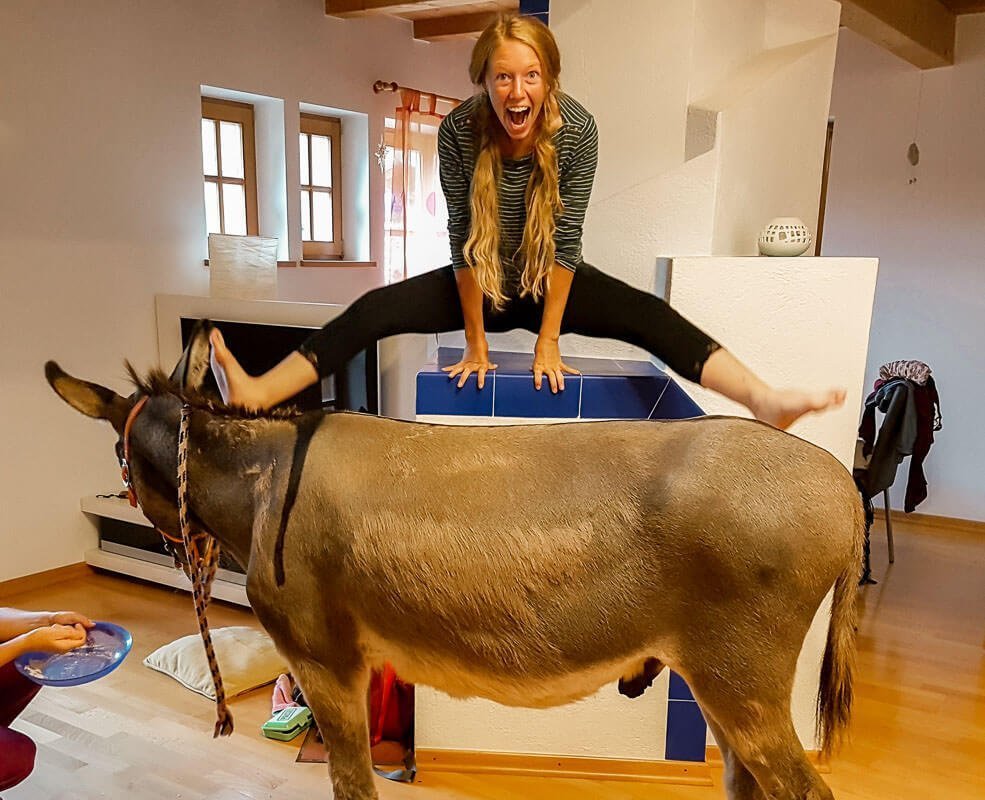 Lotta Lubkoll albert mit Esel Jonny herum