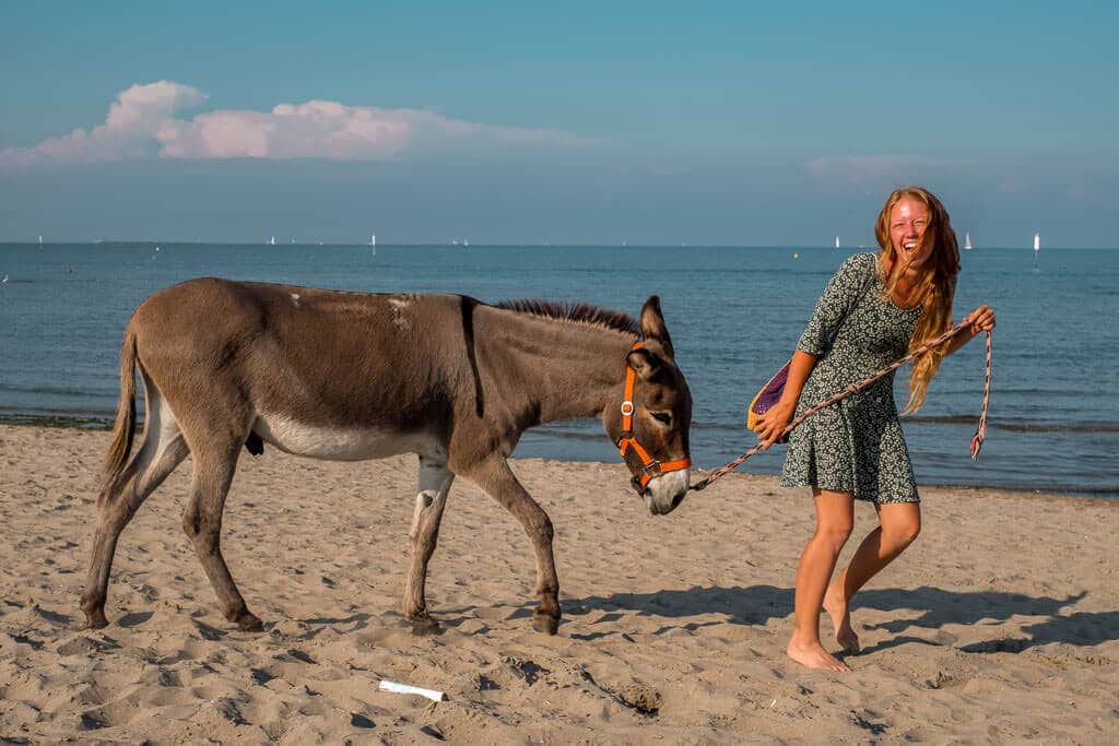 Lotta Lubkoll mit Esel Jonny am Strand am Mittelmeer