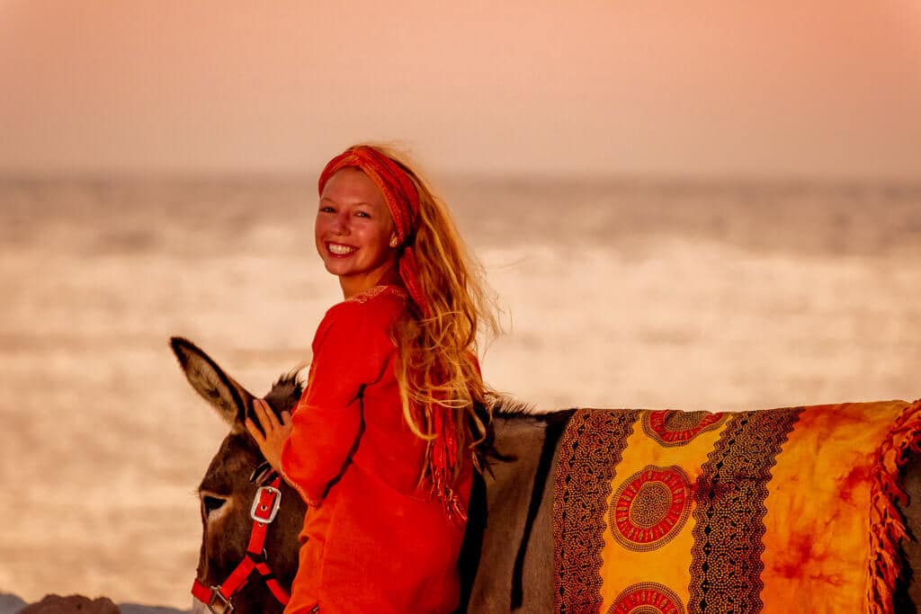 Lotta Lubkoll und Esel Jonny am Mittelmeer