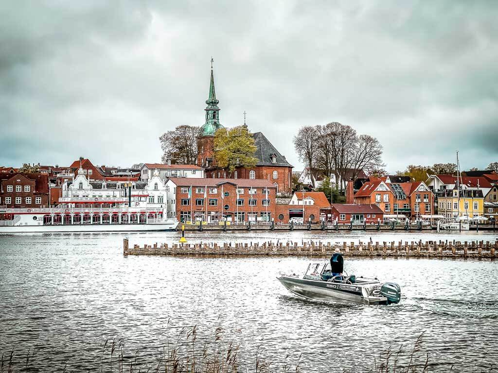 Heringszaun und Hafenpromenade von Kappeln am Ostseefjord Schlei