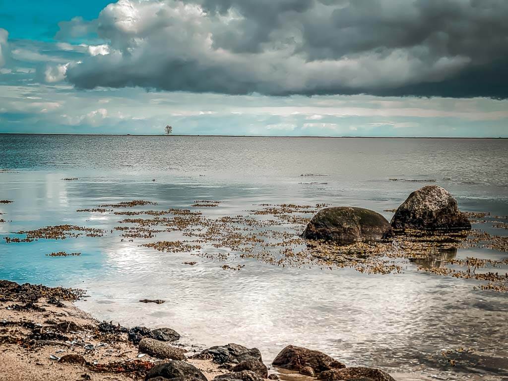 Dramatisches Wetter und Wolken &uuml;ber der Schleim&uuml;nde bei Maasholm am Ostseefjord Schlei