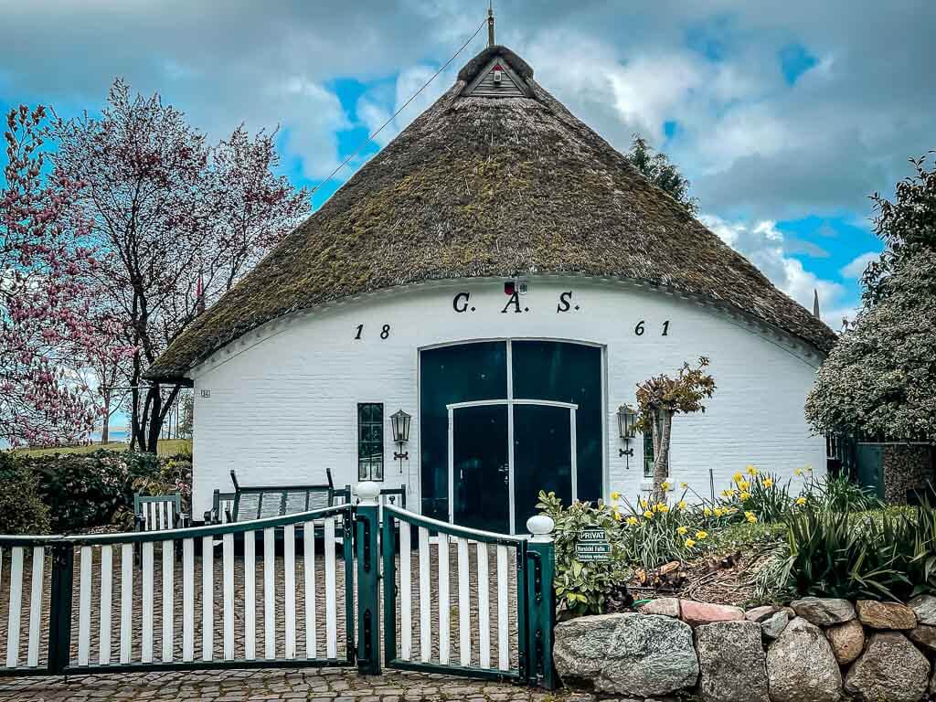 Typisches Reetachhaus im Dorf Sieseby am Ostseefjord Schlei.