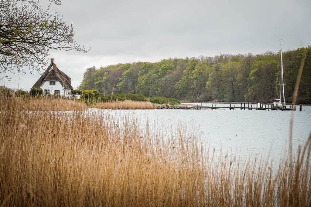 Ostseefjord Schlei-Idylle mit Reetdachhaus bei Rabelsund