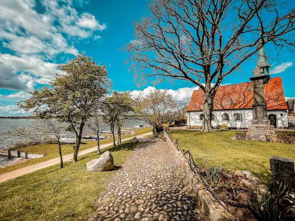 Maasholm- Die Schifferkirche St. Petri mit den historischen Kahnstellen am Ostseefjord Schlei