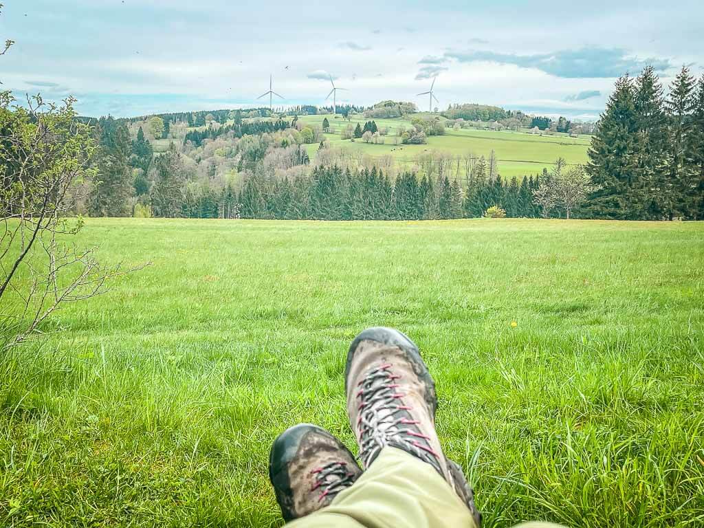 Couchflucht rastet auf einer Bank am FrankenwaldSteigla 12 Apostel Weg und genie&szlig;t die Aussicht