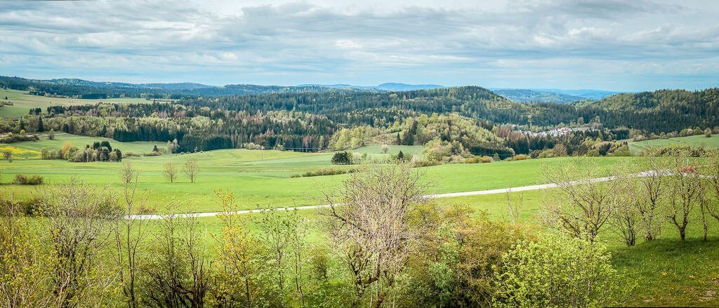 Weitblick mit Wald und Wiesen beim Wandern im Frankenwald
