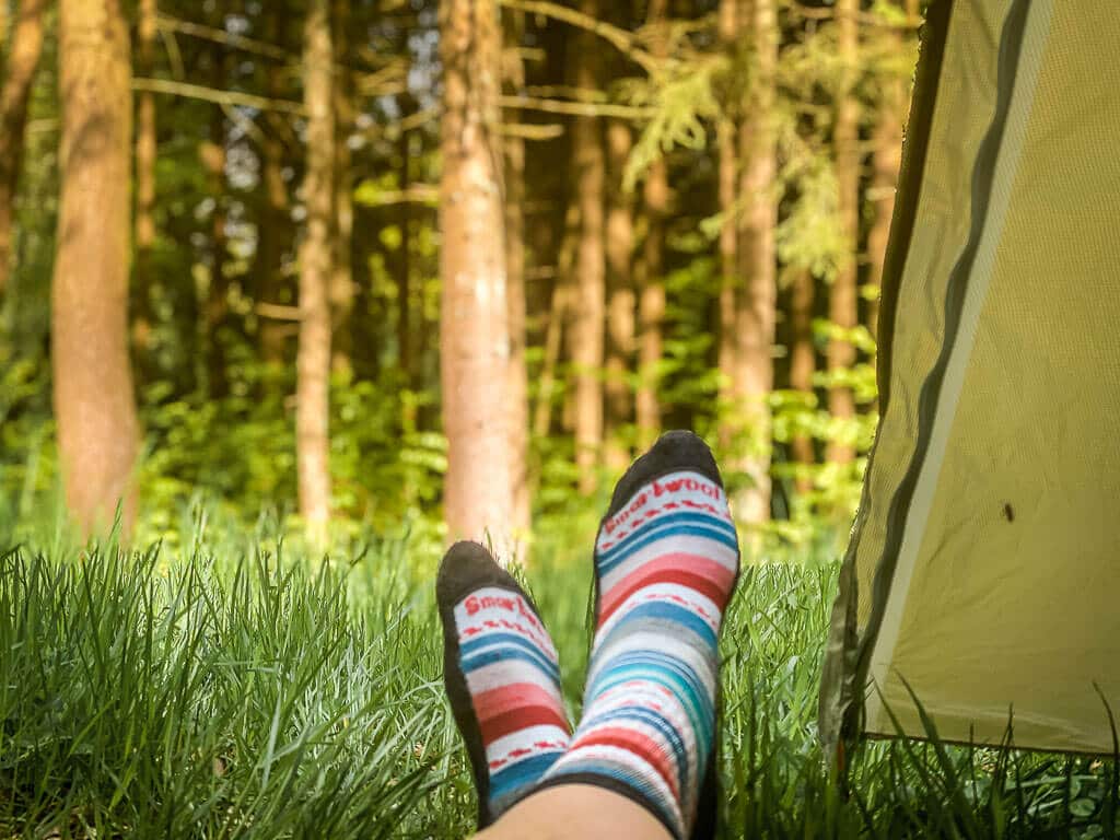 Socken im Zelt am Trekkingplatz Rehwiese im Frankenwald