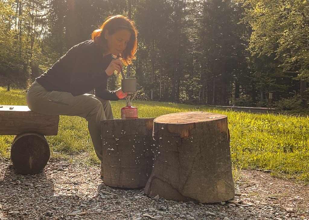 Couchflucht Sabrina Bechtold kocht Trekkingessen auf dem Trekkjngplatz Rehwiese im Frankenwald