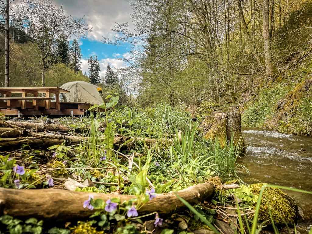 Frankenwald Trekkingplatz Leitschtal mit Bach und Zelt