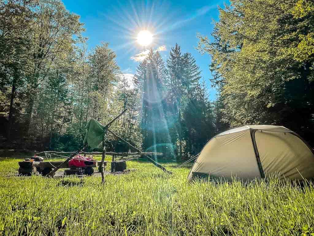 Frankenwald Trekkingplatz Rehwiese mit Zelt und Feuerstelle am Abend