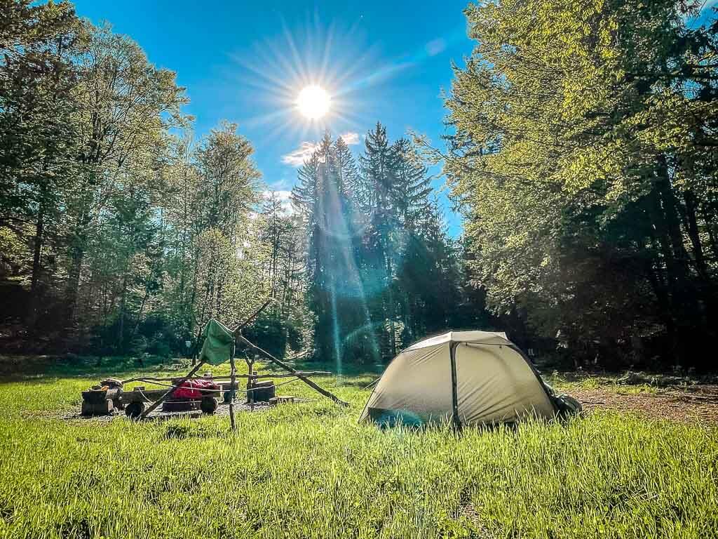 Frankenwald Trekkingplatz Rehwiese mit Zelt und Feuerstelle am Abend