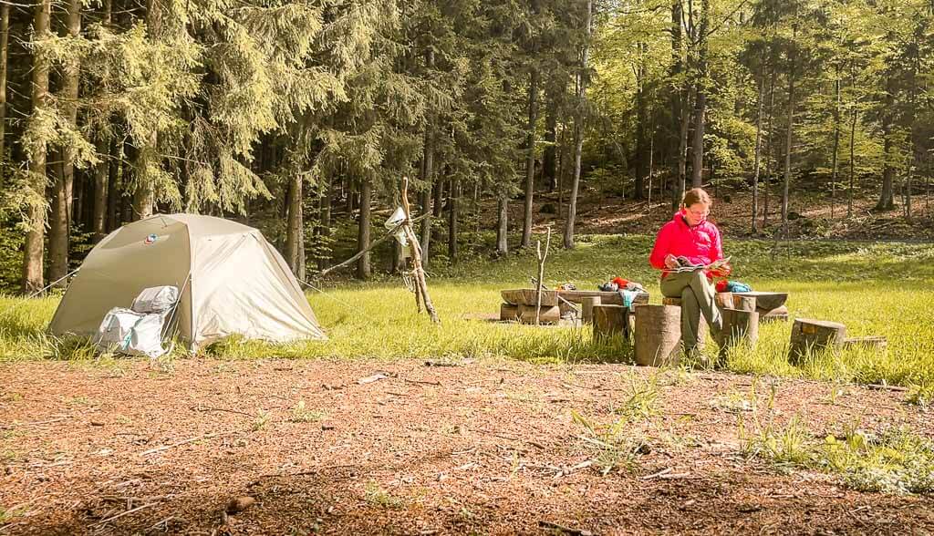 Couchflucht Sabrina Bechtold entspannt auf dem Trekkingplatz Rehwiese im Frankenwald