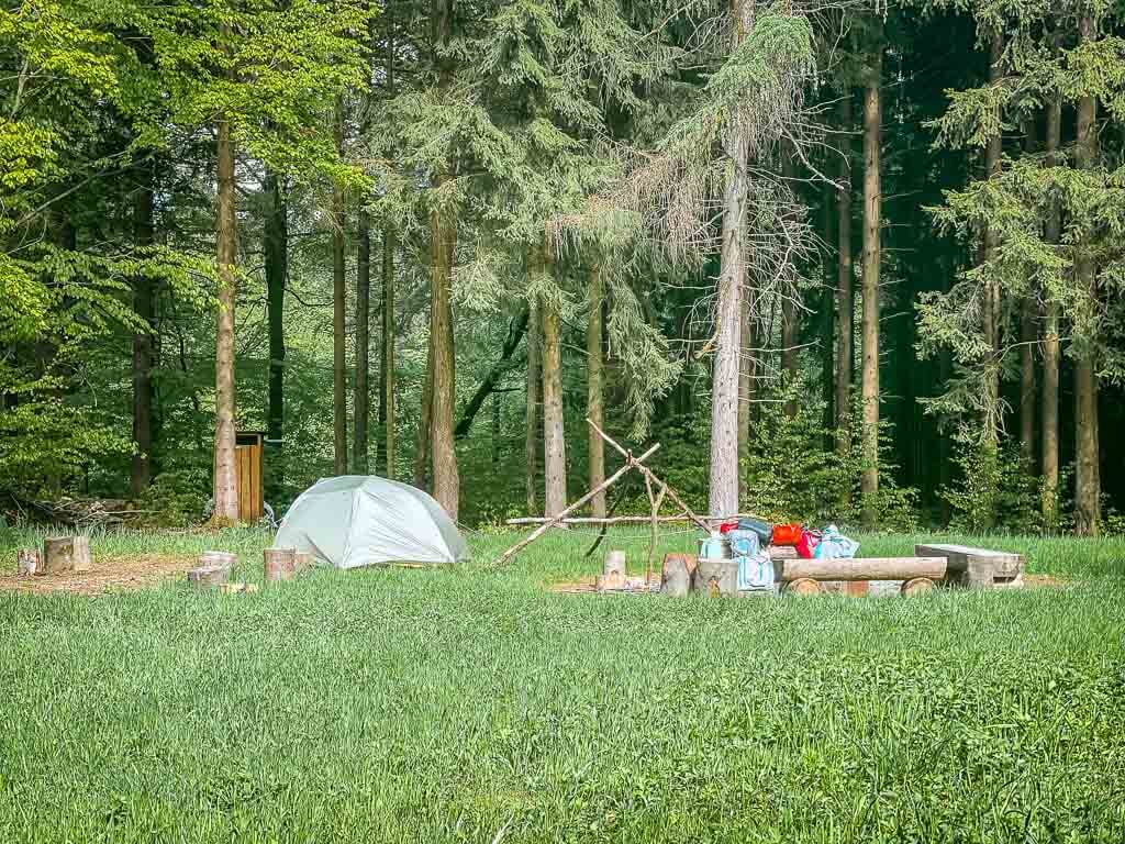 Frankenwald Trekkingplatz Rehwiese mit Zelt und Feuerstelle