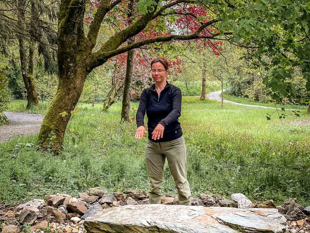 Couchflucht Sabrina Bechtold macht Qi Gong im Kurpark von Bad Steben