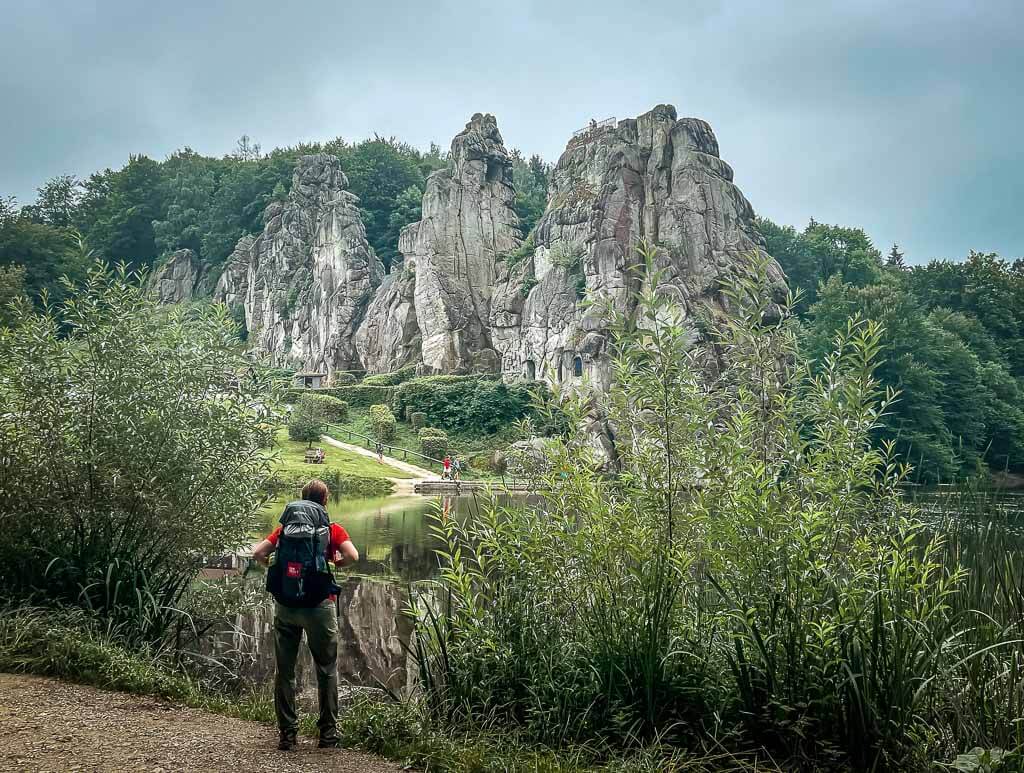 Couchflucht Sabrina Bechtold bewundert die Externsteine im Teutoburger Wald.
