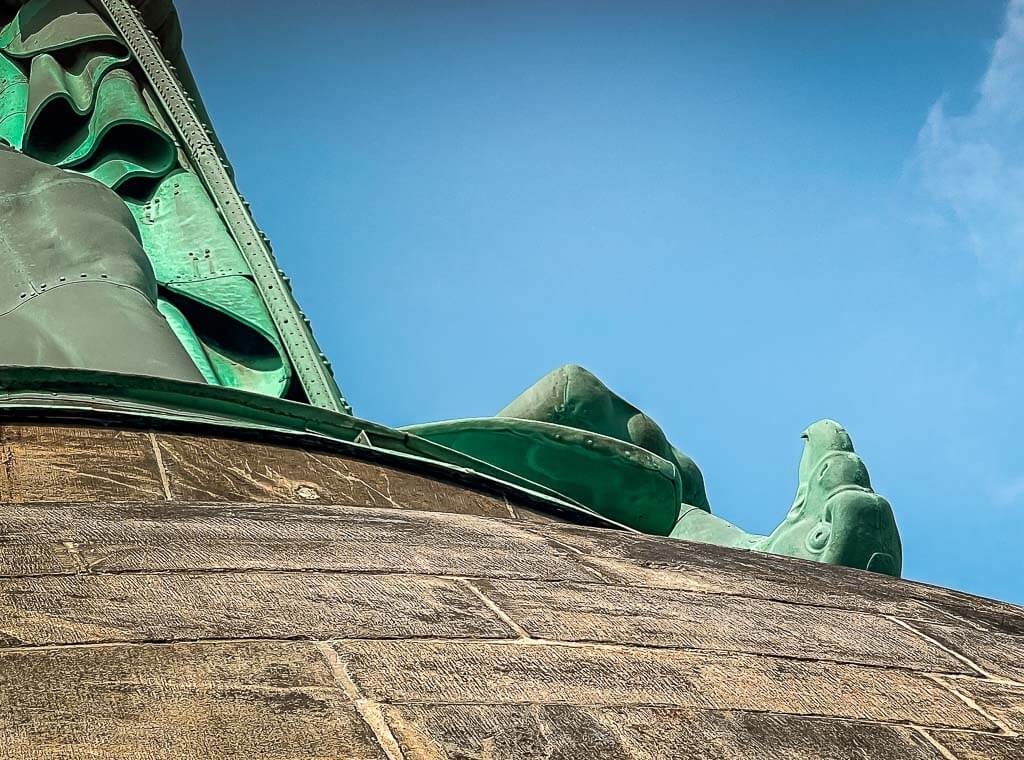 Adler an der Statue des Hermannsdenkmals in Detmold