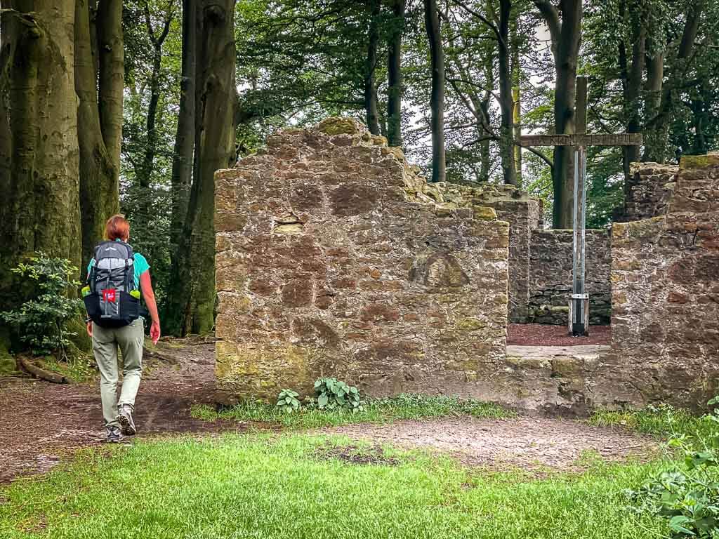 Couchflucht Sabrina Bechtold wandert an den Resten der H&uuml;nenkapelle auf dem Bergr&uuml;cken des T&ouml;nsbergs in Oerlinghausen