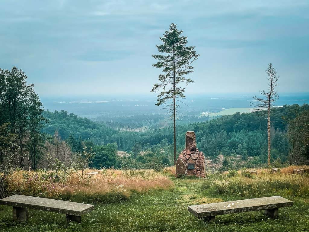 Hermann-L&ouml;ns Gedenkstein auf dem Kammweg der Hermannsh&ouml;hen bei Oerlinghausen