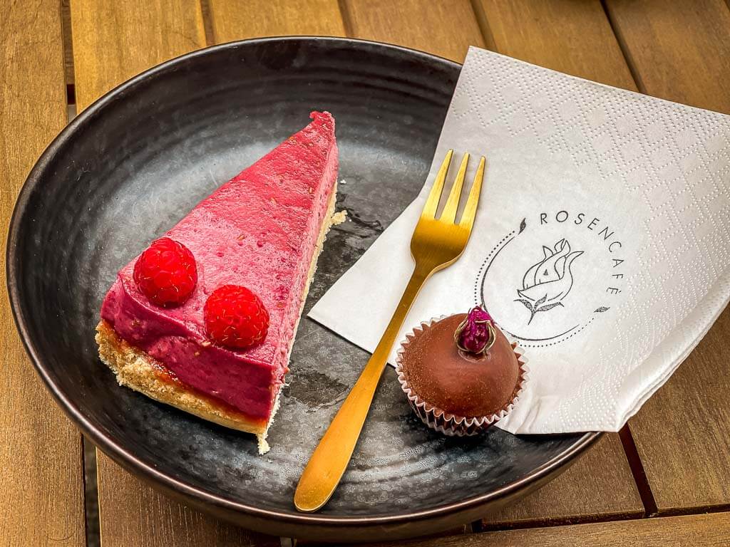 Kuchen und Rosenpraline im Rosencaf&eacute; in Salzburg