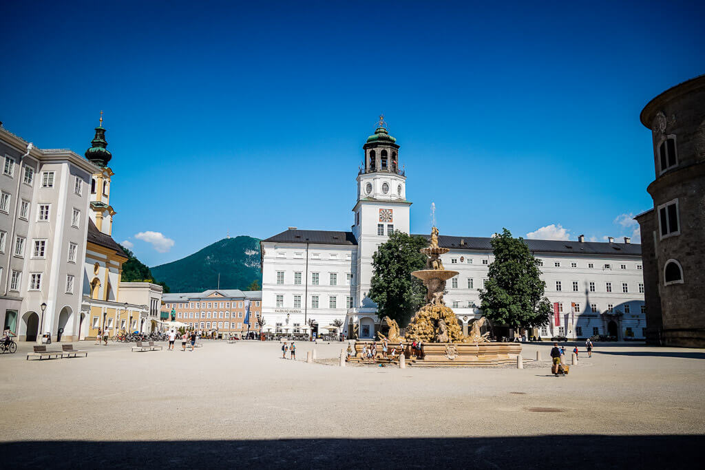 Salzburg Altstadt mit Domplatz, Brunnen und Kapitelplatz